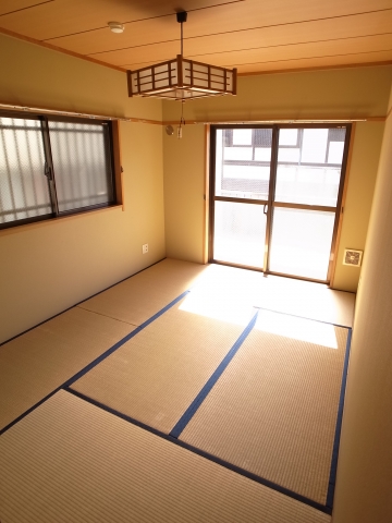 Living and room. Very convenient tatami rooms if your child is present.