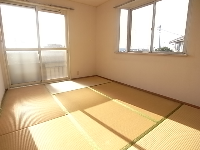 Other room space. Japanese-style room is a bright two-sided lighting