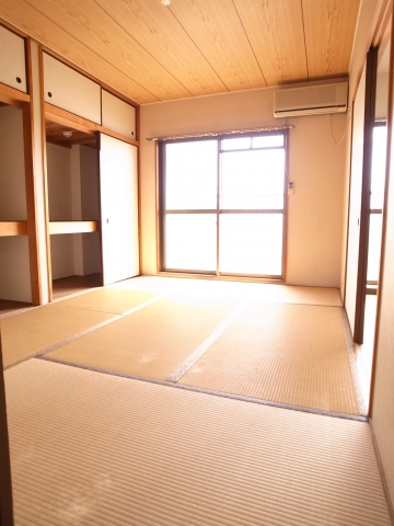 Living and room. Japanese-style room. And tatami exchange before you move.