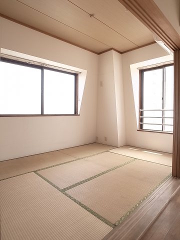 Living and room. Japanese-style room is bright two-sided lighting rooms. 