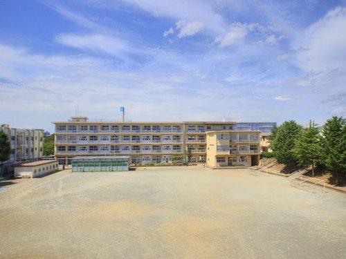 Junior high school. 1577m to the Chiba Municipal Soga junior high school
