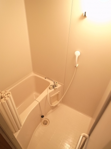 Bath. Is properly hot water supply Even this rent. (It is a photograph of the 105 in Room)