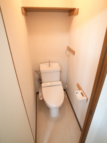 Toilet. What is the toilet! Bidet! (It is a photograph of the 105 in Room)