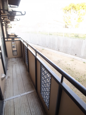 Balcony. Washing thing also many Hoseru spacious balcony