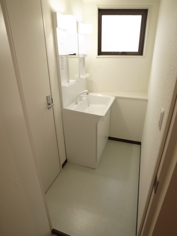 Washroom. It is convenient to the ventilation there is also a small window in the dressing room space ☆