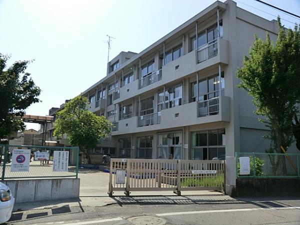 Primary school. Samukawa 18-minute walk from the 1400m elementary school to elementary school.