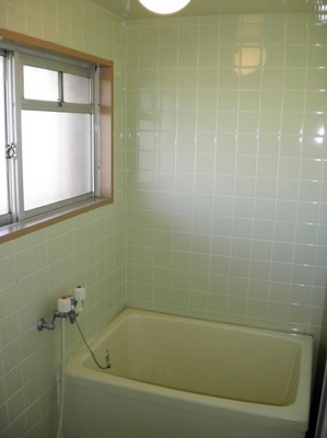 Bath. Daylighting ・ Windowed bathroom good for ventilation.