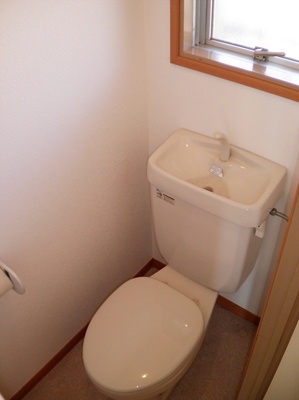 Toilet. Daylighting ・ Window with toilet good for ventilation