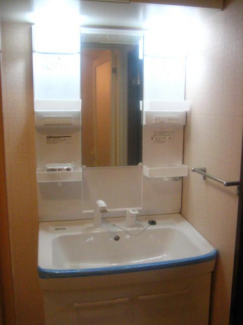Wash basin, toilet. Washbasin with shampoo dresser!