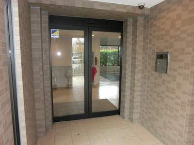 Entrance. With auto lock of peace of mind