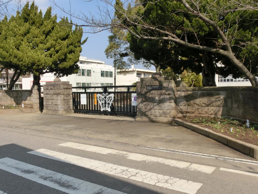 Primary school. It is safe because the pass by a small road of flat, traffic is up to 960m elementary school until the Chiba Municipal Soga Elementary School.
