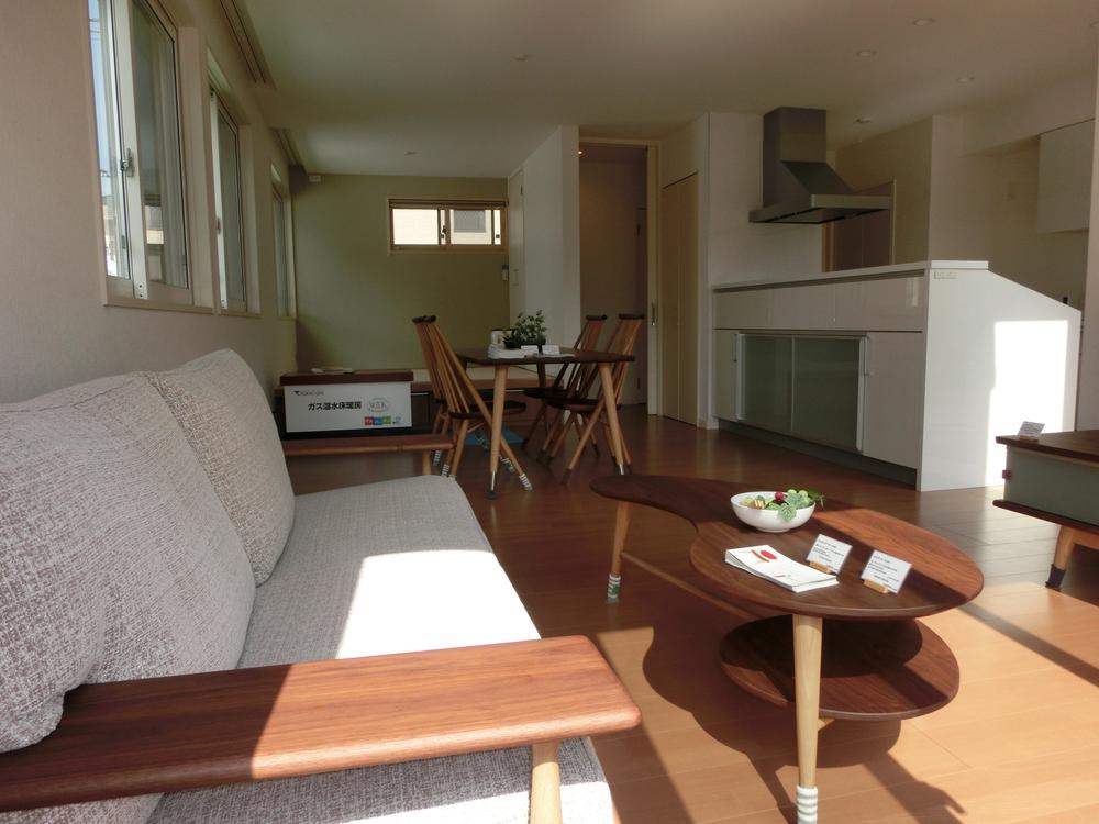 Living. Indoor (March 2013) Shooting Spacious living room you can nicely in any interior.