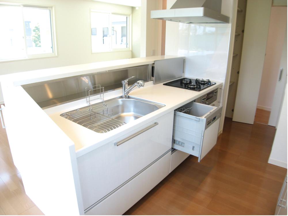 Kitchen. Indoor (July 2013) shooting Sekisui House, the original system kitchen storage rich and dishwasher ・ With floor heating