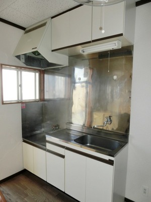 Kitchen. Two-burner gas stove can be installed