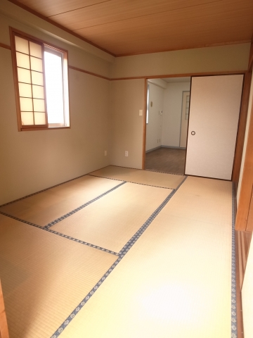 Living and room. But is a Japanese-style room, I wonder How about this room?