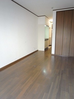 Living and room. It is clean Rakuchin flooring paste of about 6 quires of Western-style.