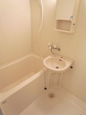 Bath. Bathroom with shower. bus ・ I am happy with another toilet.