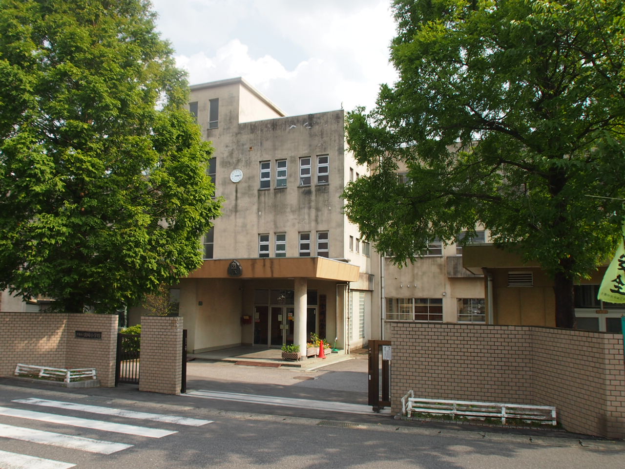 Primary school. Miyazaki to elementary school (elementary school) 842m