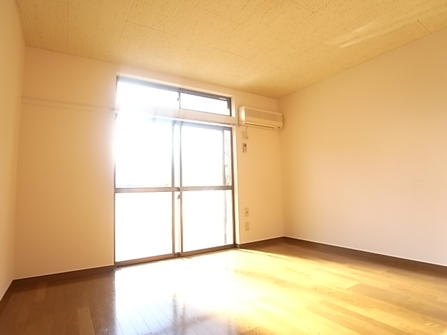 Other room space. Because the corner room is a bright two-plane light-shielding ☆