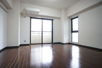 Living and room. Per square room two-sided lighting, Per yang ・ Ventilation is good.