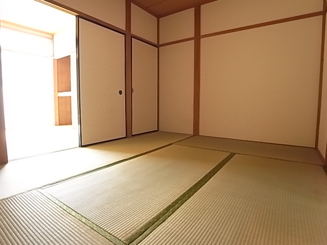 Living and room. It will calm the Japanese-style room