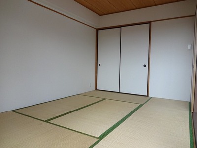 Living and room. 6 Pledge of Japanese-style room with a closet to survive in the storage.