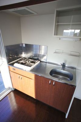 Kitchen. This is a system kitchen with gas stove 2-neck.