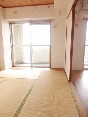 Living and room. Is a Japanese-style room facing the balcony. It can open to use the living.