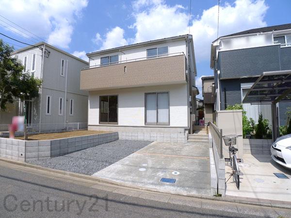 Local photos, including front road. Overall