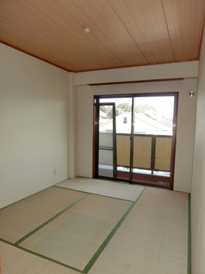 Other room space. It will calm the Japanese-style room