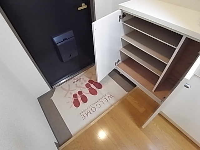 Entrance. I There is also a shoe storage ☆