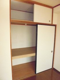 Living and room. It has changed the Japanese-style Western-style. Storage also plenty. 