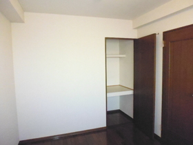 Living and room. Storage of the hammer on the north side of the room. 