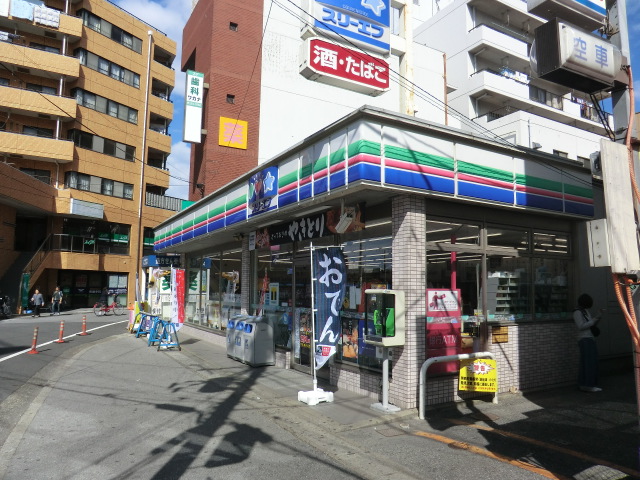 Convenience store. Three F Soga Station east exit shop until the (convenience store) 27m