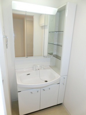 Washroom. A large mirror ・ Wash basin with a storage capacity!