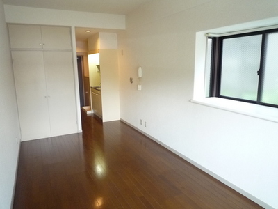 Living and room. Spacious 9 Pledge of studio! !