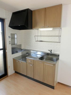 Kitchen. Two-burner gas stove can be installed