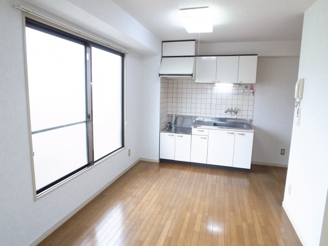 Kitchen. Bright kitchen with large windows ☆