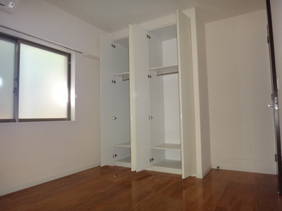 Living and room. There is a closet in Western-style 6 Pledge, It has become a bright Western-style room.