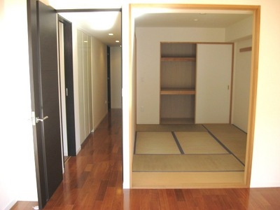 Living and room. In the tatami room is right in front of the LDK. Gororito you can relax