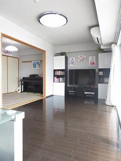 Living. About 14.7 Pledge of oblong living dining. It is also useful to the layout of the furniture. Also, Wide span of about 8.1M, So we have adopted the communication window sash, It is the high room lighting of. The room is very clean your.