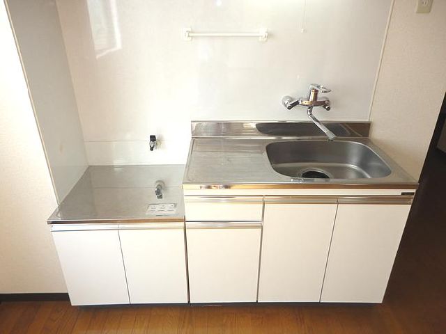 Kitchen. Gas stove can be installed.