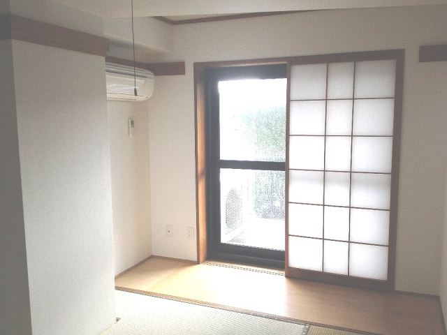 Living and room. Is a Japanese-style room.