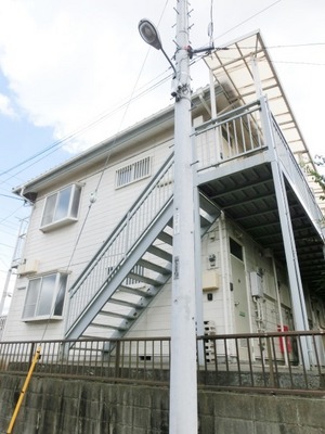 Building appearance. Exterior entrance side