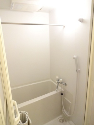 Bath. Room with clothes ・ It is a bathroom. 