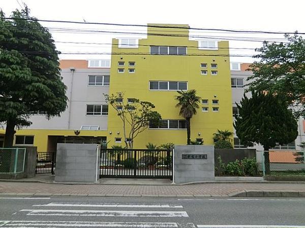 Primary school. 700m to Shinjuku Elementary School
