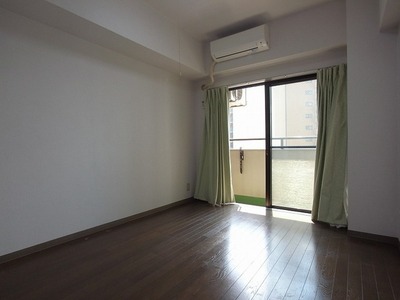 Living and room. Southwest-facing about 6.0 tatami rooms. With a happy air conditioning.