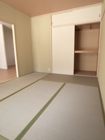 Living and room. Unwind in the Japanese-style room.