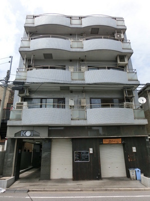 Building appearance. It is a quiet residential area. 