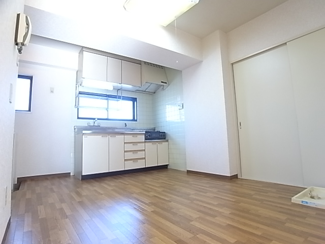 Living and room. Spacious dining is also good wind street ☆